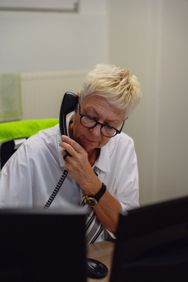 Medewerkster van Sidegro aan de telefoon