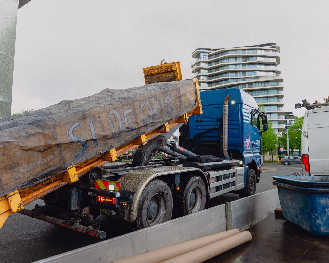 Sidegro-vrachtwagen onderweg in de stad